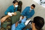 Médicos cubanos tratan a un paciente en Venezuela.