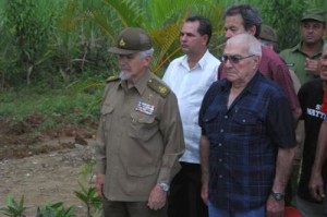 En el Cementerio de Manaca Ranzola, en el Pedrero, Víctor rindió tributo a sus compañeros caídos.