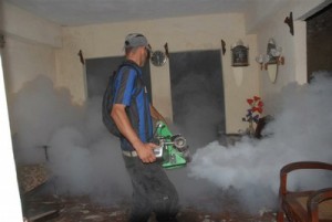 La fumigación domiciliaria deviene una de las medidas para combatir al Aedes.