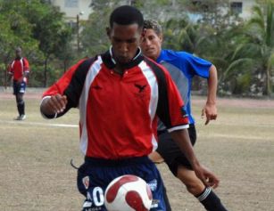 El espirituano Ariel Martínez, el mejor futbolista cubano el pasado año, anotó su primer gol de esta fase del torneo élite cubano. 