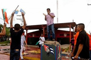 López durante la destrucción de una estatua de Fidel Castro en 2013.