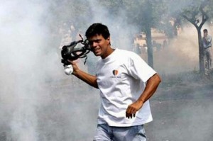 Durante su participación en las "guarimbas" del año 2004 (Foto: Archivo Telesur)