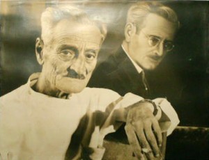 Fotografía de Mariano Tobeñas poco antes de su muerte junto a un autoretrato de su juventud.