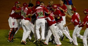 Jugadores de los Naranjeros de Hermosillo de México celebran su victoria.