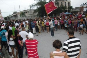 Durante las parrandas se enfrentan los  barrios Oriente y Occidente.