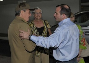 Raúl recibió a Fernando González en el aeropuerto Internacional José Martí. 