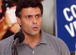 Líder de la oposición, Leopoldo López, se entrega a la Policía.