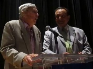 Posada mientras recibía el "botón de la historia" de la Academia Cubana de la Historia, el Miami Dade College.