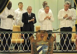 Asistió el General de Ejército Raúl Castro Ruz a la gala de reapertura del Coliseo de las cien puertas. (foto: Estudios Revolución)