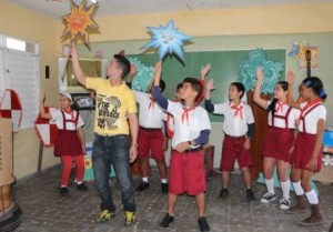 Entre los desempeños cotidianos de esos pedagogos artísticos figuran la transformación del ambiente sonoro y visual de la escuela.