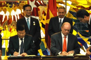 Raúl y Nguyen Tan Dung asistieron a la firma de acuerdos bilaterales.