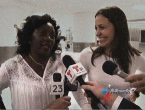 Bertha Soler y María Corina Machado en el aeropuerto de Miami.