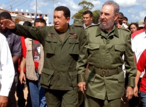 Fidel y  Chávez caminan por las calles del poblado de Sandino, en Pinar del Río, donde se realizó el programa televisivo de "Aló presidente".