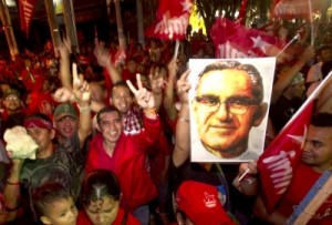 El pueblo salvadoreño salió a festejar la victoria en segunda vuelta electoral del FMLN.