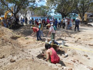 El equipo de arqueólogos se mantiene al tanto de los trabajos constructivos que se desarrollan en el parque.