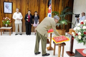 El General de Ejército Raúl Castro Ruz, Presidente de los Consejos de Estado y de Ministros, rindió tributo a la Heroína del Moncada Melba Hernández Rodríguez del Rey.