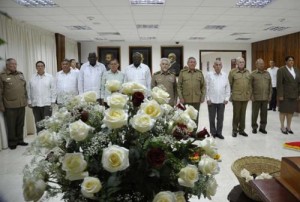 En el homenaje, Raúl estuvo acompañado por familiares de Melba y miembros del Buró Político del Partido Comunista de Cuba.