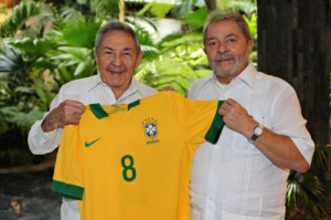 Raúl con el pulóver obsequiado por el expresidente brasileño.