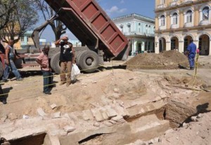 Casi la totalidad de las evidencias de alto valor histórico y patrimonial quedaron bajo tierra sin muchos miramientos poco después de la media mañana de este jueves 27 de marzo.