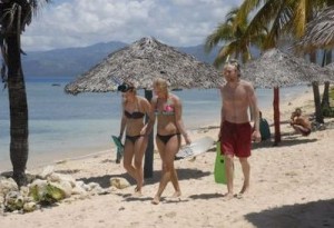 Las hermosas playas y límpidos y cristalinos ríos de Trinidad atraen a los bañistas durante todo el año.