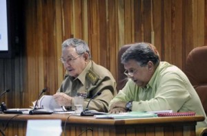 Raúl junto al vicepresidente del Consejo de Ministros Marino Murillo Jorge.