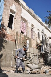 Fuerzas constructoras laboran en la reparación del hogar municipal de ancianos.