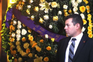 Fidel envió una corona de flores en la que se lee la dedicatoria: “Al amigo entrañable”.