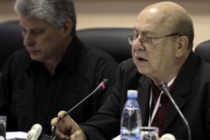 Miguel Barnet en la inauguración del VIII Congreso de la UNEAC. A su lado, el Vicepresidente Miguel Diaz Canel.