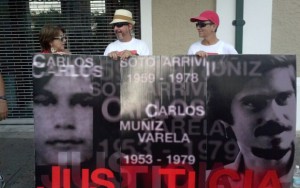 Los familiares de Carlos Muñiz entregaron hojas sueltas a los ciudadanos para dar a conocer quién era este hombre.