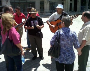 Un momento del encuentro en la Plaza de Armas, de La Habana Vieja. 