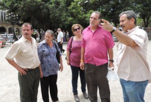 Un momento del encuentro en la Plaza de Armas, de La Habana Vieja. (foto:  Blog de Hernando Calvo).