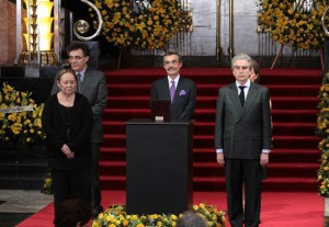 La viuda e hijos de Gabriel García Márquez, así como el titular de Conaculta, Rafael Tovar y de Teresa, montan la primera guardia de honor en el homenaje al escritor colombiano en el Palacio de Bellas Artes de la capital mexicana. Foto Notimex