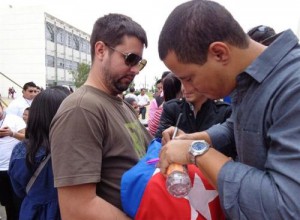 Con banderas cubanas sobre los hombros fueron recibidas las letras sinceras de Buena Fe y la estética impecable de los bailarines.