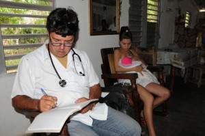 Interconsulta entre la especialista, el medico del consultorio y una embarazada de la comunidad de El Perico.