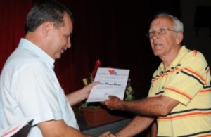 José Pelaéz, trabajador del periódico Escambray, recibió el diploma de 35 años de abnegada labor.