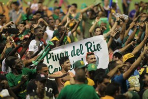 La afición pinareña presente en el Victoria de Girón celebra el triunfo.