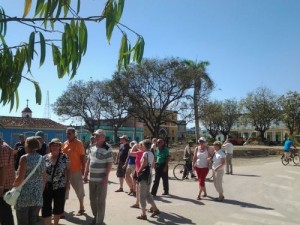 Grupos de turistas se acercan a la villa del Yayabo en busca de las nuevas evidencias arqueológicas.