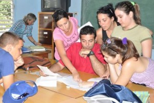 El profesor Rafael Viña (al centro) intercambia con sus alumnos. 