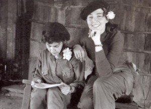 Vilma Espín junto a Celia Sánchez en la Sierra Maestra en 1958.