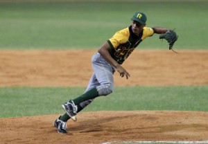 Vladimir Gutiérrez, Novato del Año de la Serie Nacional, realizó un buen relevo.