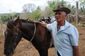 A punto de cumplir 85 años Lalo todavía puede lidiar con los trajines de su finca.