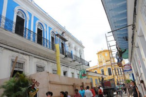 La instalación se ejecuta en el bulevar de la ciudad.