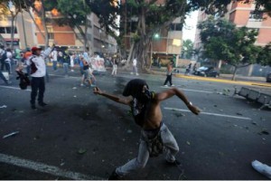 Estas guarimbas siguen el ejemplo de las acciones vandálicas que ejecutaron los fascistas de Sector Derecho en Plaza Maidán, Kiev. 