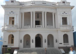 La Biblioteca Provincial Rubén Martínez Villena sitúa la magnificencia en el conjunto urbano del Centro Histórico yayabero. 