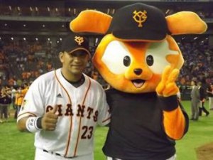 Cepeda junto a la mascota del NPB.