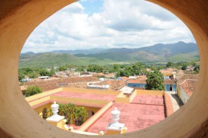 El escenario montañoso de la historia atrapada en el Museo se divisa desde su campanario. 