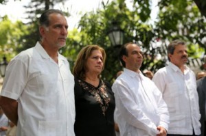 René rindió tributo a Simón Bolívar con una ofrenda floral ante el sarcófago que guarda los restos del Libertador.