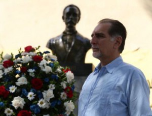 René González durante su visita a la Plaza José Martí, en Caracas.