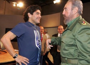 Maradona con Fidel en una Mesa Redonda dela TV cubana en octubre de 2005. Foto: Ismael Francisco.