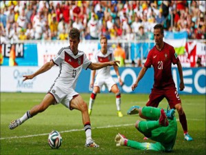 Thomas Müller se colocó al frente de los máximos anotadores del certamen con tres dianas.